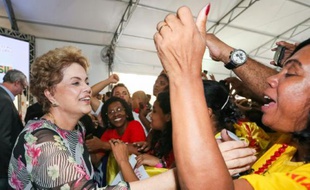 La présidente Dilma Rousseff entourée de partisans le 8 avril 2016 à Rio