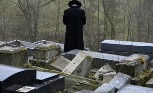 Un membre de la communauté juive constate, le 17 février 2015, les dégâts dans le cimetière juif de Sarre-Union où environs 300 tombes ont été vandalisées