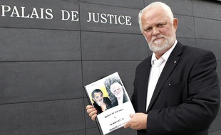 Le maire de Cousolre, Maurice Boisart, poursuivi pour avoir giflé un adolescent qui l'aurait insulté et menacé en août 2010, devant le palais de justice d'Avesnes-sur-Helpe, avant une audience avec le procureur, le 4 octobre 2011.