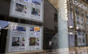 Illustration d'annonces dans une agence immobilière.