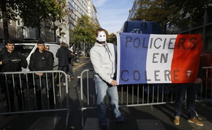 Des policiers ont manifesté leur soutien à leur collègue Guillaume, convoqué par l'IGPN à Paris, le 3 novembre 2016.