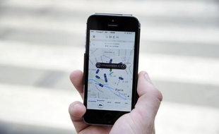 Un usager se sert de la version française d'Uber, le 17 juin 2015 à Paris