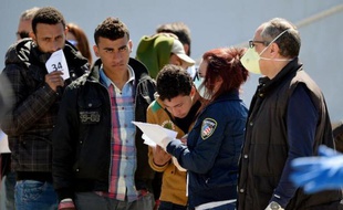 Des migrants naufragés à leur arrivée le 22 avril 2015 à Augusta en Sicile
