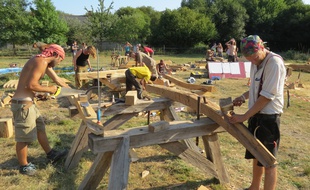 Construction d'un grand hangar sur la ZAD de Notre-Dame-des-Landes.