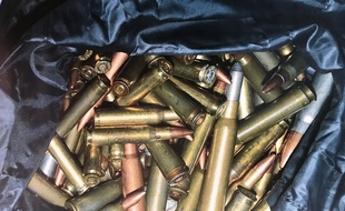 Des milliers de munitions ont été découvertes cachées dans un hangar agricole.