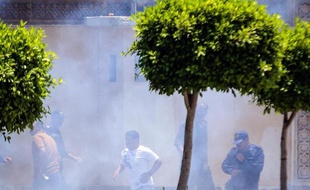 Des passants au Caire juste après les explosions devant le palais présidentiel, le 30 juin 2014