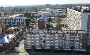 Un nourrisson de 9 mois est décédé et quatre personnes, dont deux pompiers, ont été blessées dans l'incendie accidentel d'une tour vétuste à Montfermeil (Seine-Saint-Denis), quartier emblématique de la rénovation urbaine.
