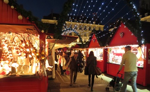 A Nantes le 28 novembre 2014- Des passants se promenent au marche de noel place Commerce et place Royale a Nantes