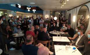 Des dizaines de restaurateurs de Nice réunis ce jeudi matin ont décidé de s'opposer à la fermeture de leurs établissements à 22 heures.