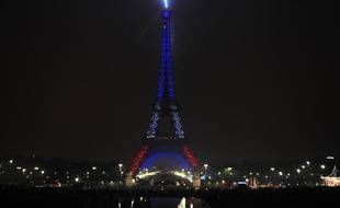 A Paris, la Tour Eiffel s'est illuminée pour célébrer la nouvelle année et ses 120 ans.