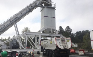 L'usine mobile d'Eurovia et Marini-Ermont est capable de fabriquer un enrobé entre 70% et 100% recyclé.