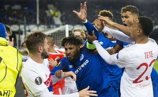 Ashley Williams a littéralement pété un plomb contre les Lyonnais juste après l'heure de jeu ce jeudi, en s'en prenant notamment à Lucas Tousart.