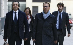 Guillaume Lambert (c), ancien directeur de campagne de Nicolas Sarkozy pour la présidentielle de 2012 arrive au pôle financier à Paris, le 9 octobre 2015, pour être entendu dans l'affaire Bygmalion