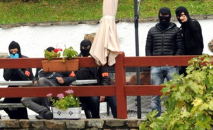 Des policiers français de l'unité antiterroriste du RAID et de la DGSI montent la garde à l'extérieur d'une villa d'Orerreka, le 22 septembre 2015, lors de l'arrestation de deux chefs présumés de l'organisation séparatiste basque espagnole ETA