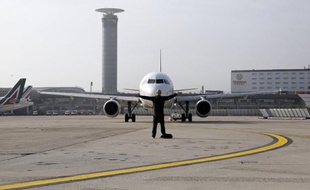 "Cassé" par la prison selon son avocat, le militant écologiste Pierre-Emmanuel Neurohr jugé en appel vendredi pour avoir encore tenté de bloquer des avions à Roissy, semble vouloir changer de mode d'action et désormais prendre la plume.
