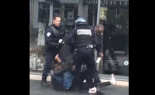 Une vidéo montrant un policier frapper un jeune homme a été publiée sur YouTube ce 24 mars 2016.