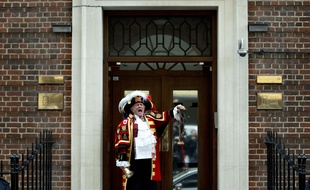 Le crieur Tony Appleton annonce la naissance de la fille de Kate et William devant la Lindo Wing, de l'hôpital St. Mary à Londres le 2 mai 2015.