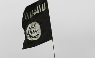 Un drapeau du groupe Etat islamique sur le point d'être enlevé par des combattants chiites irakiens, dans le désert irakien de Samarra, le 3 mars 2016