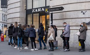 File d'attente devant un magasin à Lyon, le 28 novembre 2020.