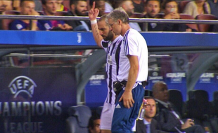 Higuain fait un doigt d'honneur au public du Camp Nou.