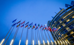 Illustration du bâtiment du Parlement européen à Strasbourg avec des drapeaux des Etats européens
