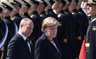 La chancelière allemande Angela Merkel et le président russe Vladimir Poutine passent les troupes en revue le 10 mai 2015 à Moscou