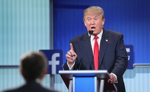 Donald Trump lors du premier débat de la primaire républicaine, en août 2015, devant un logo Facebook.