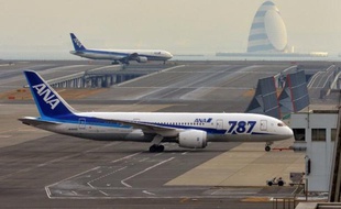 Les Boeing 787 de la compagnie aérienne japonaise All Nippon Airways (ANA) resteront immobilisés au moins jusqu'à fin mai, ce qui a contraint le plus gros client de cet avion à annuler lundi plus de 1.700 vols supplémentaires en avril et mai.