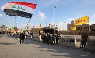 Les forces de sécurité irakiennes sont déployées devant l'ambassade des États-Unis à Bagdad, la capitale, après un ordre de la force paramilitaire du Hachd al-Chaabi aux partisans de quitter le complexe le 1er janvier 2020.