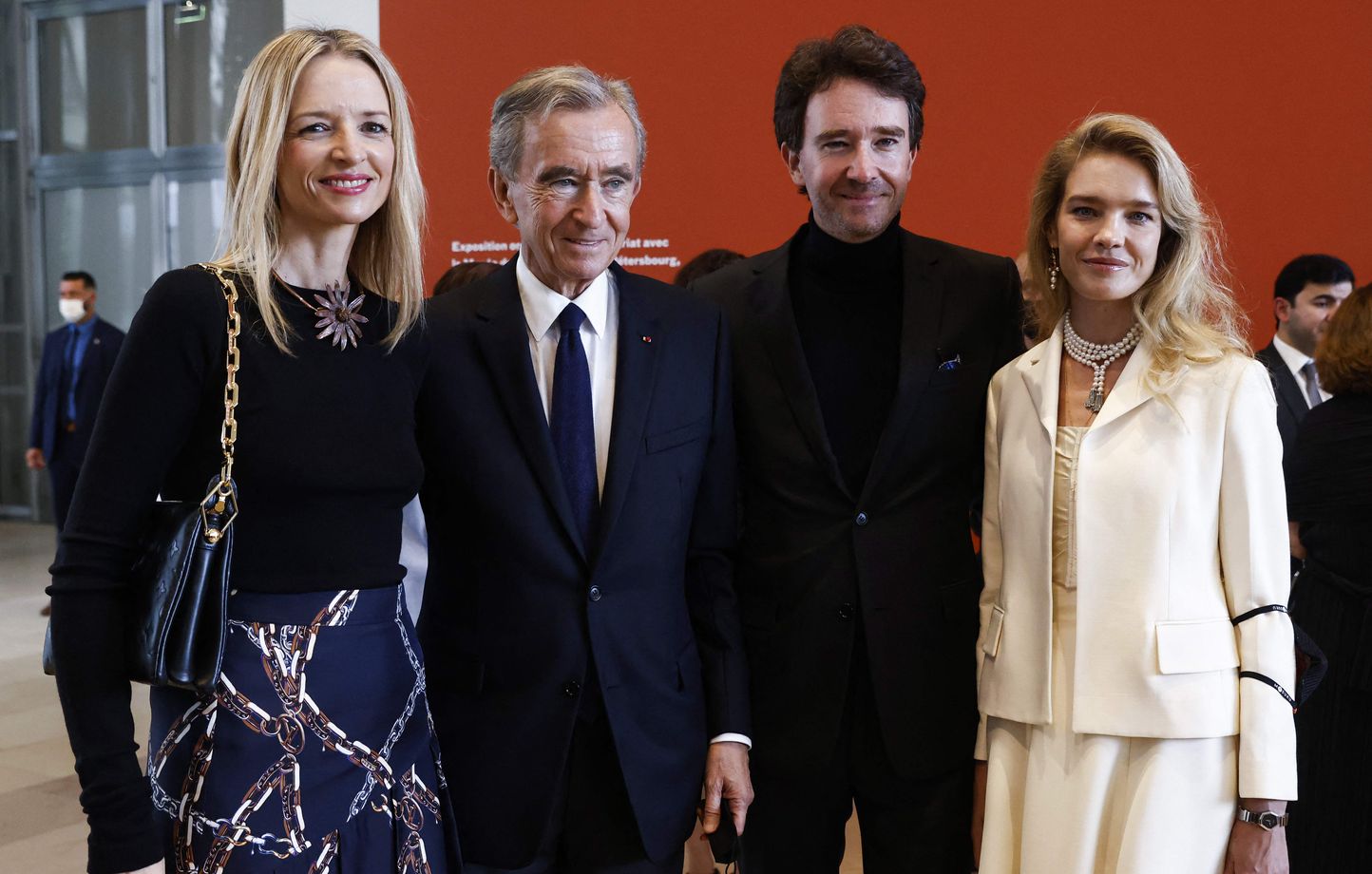 Le 21 septembre 2021, à la Fondation Louis Vuitton à Paris, (de gauche à droite) Delphine Arnault, vice-présidente exécutive de Louis Vuitton, Bernard Arnault, directeur du groupe de luxe LVMH, Antoine Arnault, nouveau directeur général de Christian Dior SE, et sa femme Natalia Vodianova, mannequin russe.
