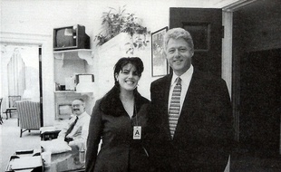 Monica Lewinsky et Bill Clinton sur une photographie officielle de la Maison Blanche datée du 17 novembre 1995.