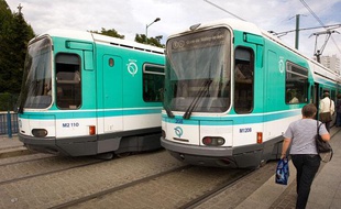 Tramway T1 Arret Cosmonautes.Saint-Denis, le 1 septembre 2011.