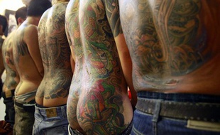 Des modèles montrent leurs tatouages au salon international du tatouage à Taïwan, le 30 juillet 2010.