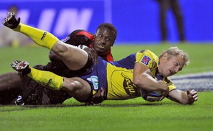 Le Clermontois Brent Russel marque un essai malgré la pression du Toulousain Yves Dongy, le 6 septembre 2009.