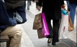 Plusieurs petites associations militant contre les dérives de la consommation vont organiser samedi dans une dizaine de villes françaises une "journée sans achat".