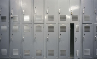 Des casiers dans un vestiaire (illustration).