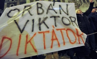 Des dizaines de milliers de personnes ont manifesté lundi à Budapest contre la nouvelle constitution hongroise, jugeant qu'elle porte atteinte à la démocratie, tandis que le gouvernement célébrait l'entrée en vigueur de celle-ci lors d'une cérémonie.