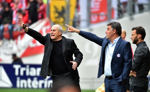 Alain Casanova, l'entraîneur du TFC, et son homologue de Lille Christophe Galtier, le 21 avril 2019 au Stadium de Toulouse.