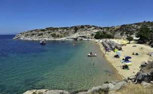 Une petite plage grecque, à Sikio sur la péninsule de Chalkidiki dans le nord du pays, comme il en existe des milliers le long des côtes rocheuses du pays et de ses îles