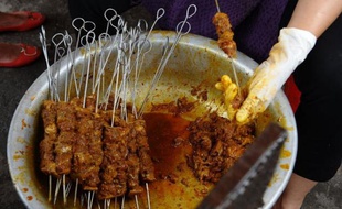 Traditionnellement, les Vietnamiens "mangent de la viande de chien à la fin du mois lunaire pour de débarrasser de la malchance. C'est ce que font souvent les hommes d'affaires", explique-t-il, précisant qu'il sert jusqu'à sept chiens par jour à cette période. Bouilli ou au barbecue, accompagné de sauce crevette, de nouilles de riz et d'herbes fraîches.