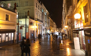 La rue Le Bastard est la principale artère commerçante de Rennes. Ici photographiée de nuit au début du confinement.