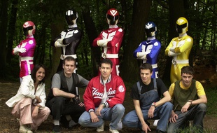 Les France Five, ce sont nos «Bioman» français, les protecteurs de la Tour Eiffel, une bande de potes fans de mangas et de japanime, et des stars au Japon