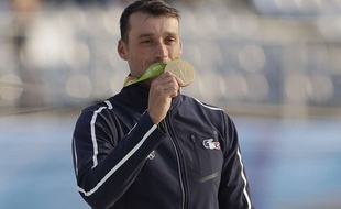 Denis Gargaud et sa médaille d'or sur le podium des JO le 9 août 2016.