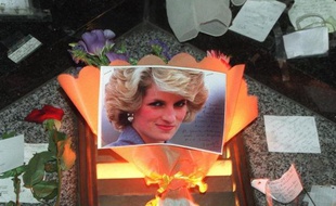 Une photo de la princesse Diana entourée de mots de sympathie alors que des personnes sont venues lui rendre hommage, le 29 août 1998 près du pont de l'Alma à Paris