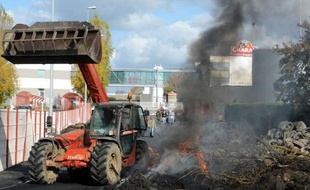 Cinq des neuf abattoirs du groupe Bigard-Socopa avaient été débloqués jeudi à la mi-journée par les éleveurs bovins et les autres devaient suivre dans l'après-midi mais la situation restait incertaine sur le site d'Egletons (Corrèze), selon la Fédération nationale bovine.