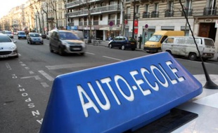 Un véhicule d'auto-école stationné à Paris, le 9 mars 2010