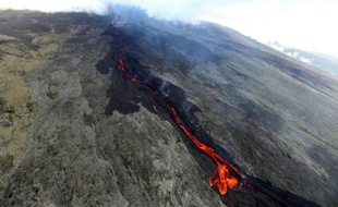 Le Piton de la fournaise en éruption, le 19 mai 2015 sur l'île de La Réunion dans l'océan indien