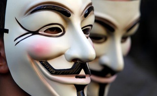Le masque de Guy Fawkes, popularisé par le film V for Vendetta, a été adopté comme symbole par le mouvement Anonymous.