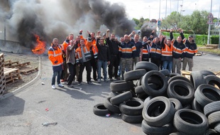Les dockers bloquent le port de Cheviré à Nantes ce jeudi matin.