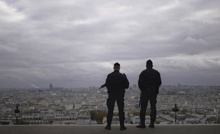 Des policiers à Paris le 30 octobre 2020.